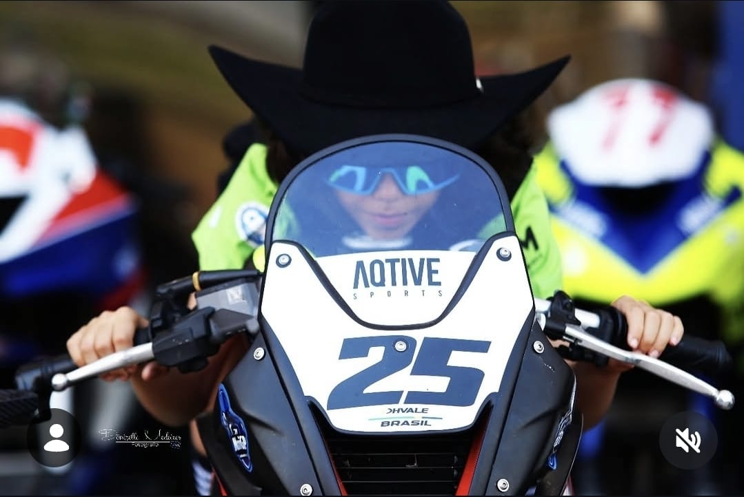 Cauã com chapéu de cowboy sentado na moto #25