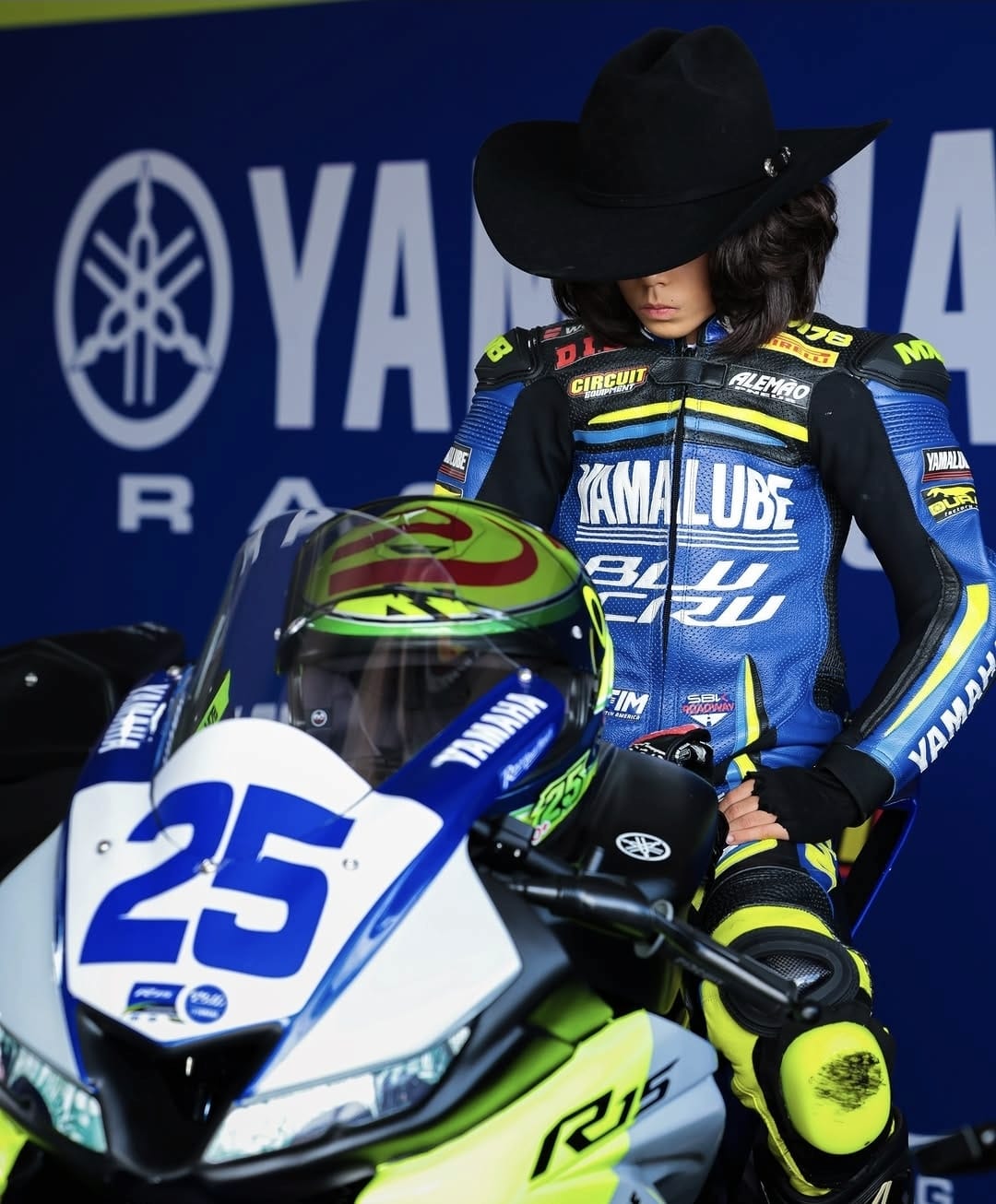 Cauã com chapéu de cowboy junto à Yamaha #25